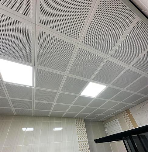 Rutubete dayanıklı, temizliği kolay beyaz clip-in asma tavan montajı.